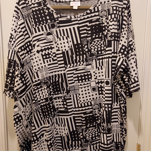 LuLaRoe Tops - LuLaRoe sx 3x Black and White Tunic